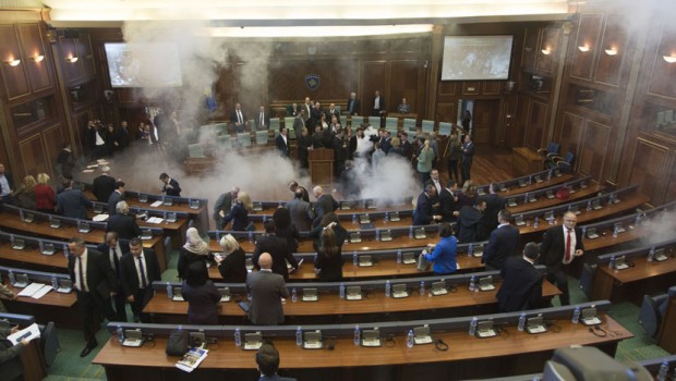 Kosovski poslanici se ponovo nagutali dima