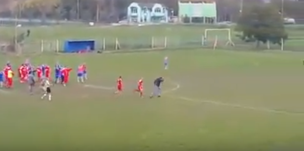 NAŠA POSLA Navijač je utrčao na teren, udario fudbalera, a onda... (VIDEO)