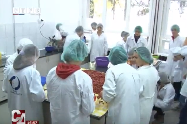 Učenici i profesori pokrenuli proizvodnju prerađevina od voća,povrća...(VIDEO)