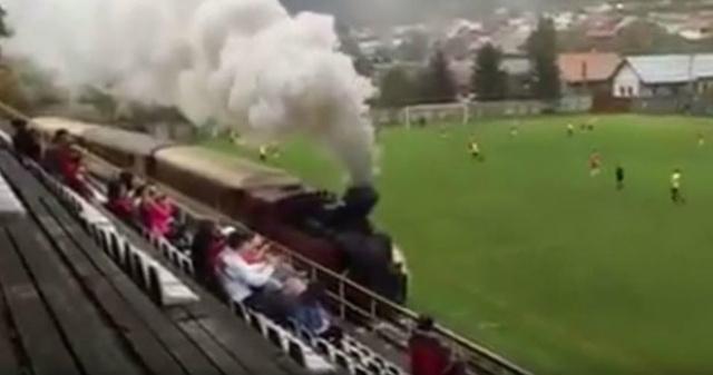 Voz prolazi kroz fudbalski teren (VIDEO)
