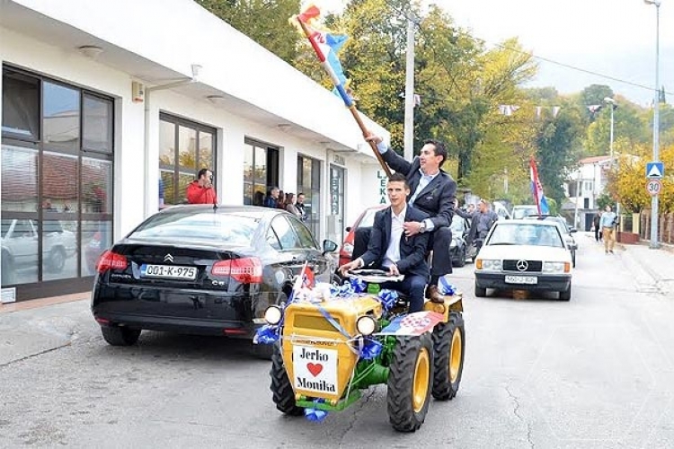 Mladoženja u Mostaru mladu »pokupio« traktorom (FOTO)