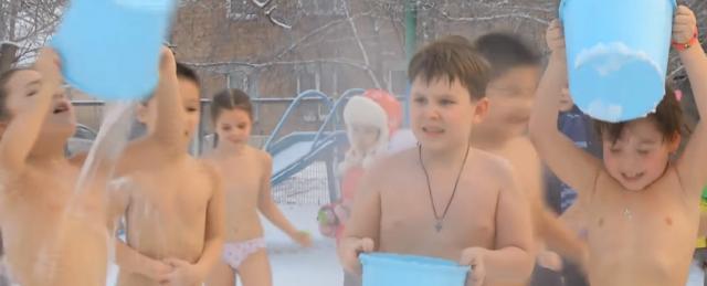 Djeca u ruskom vrtiću hodaju gola po snijegu i polijevaju se vodom