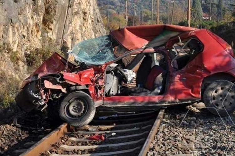 Voz udario u automobil, mladić teško povrijeđen