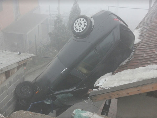 Zbog magle automobilom sletio s ceste i završio na krovu kuće