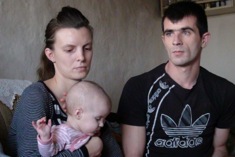 Bračni par iz Kladuše sa slijepom bebom žive u straćari