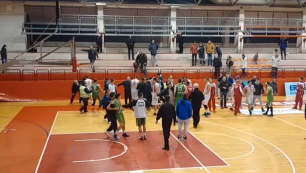 Haos i tuča košarkaša u Crnoj Gori, uleteli i navijači, a policije NIGDE (VIDEO)