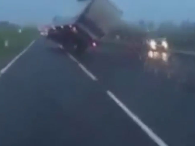 Snaga vjetra: Kamion jednim točkom na zemlji (VIDEO)