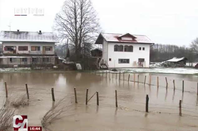 Rijeka Knežica se izlila u dubičkim selima Knežica i Brekinja (VIDEO)