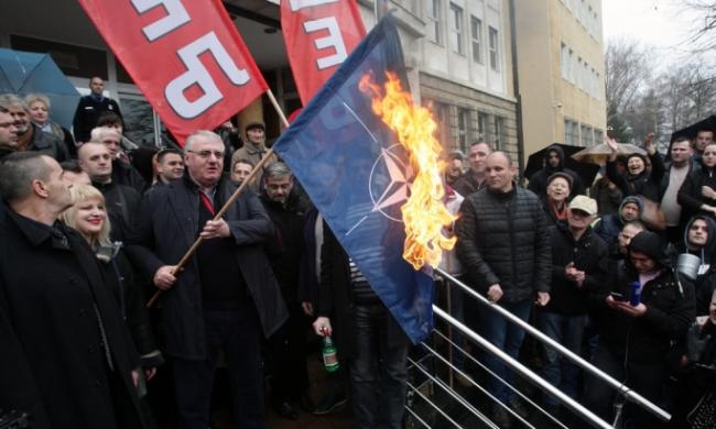Šešelj ponovo palio zastave