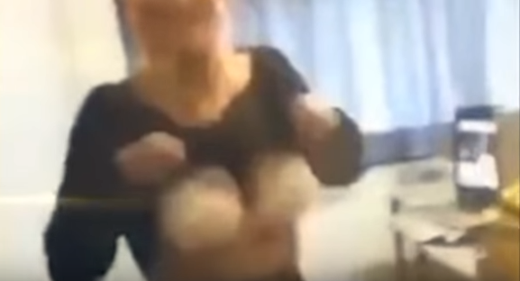 Skandal u školi: Profesorka izvela striptiz u učionici, učenici sve snimili (VIDEO)