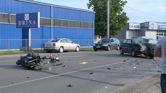Teška saobraćajna nezgoda u Bijeljini, povrijeđen motociklista