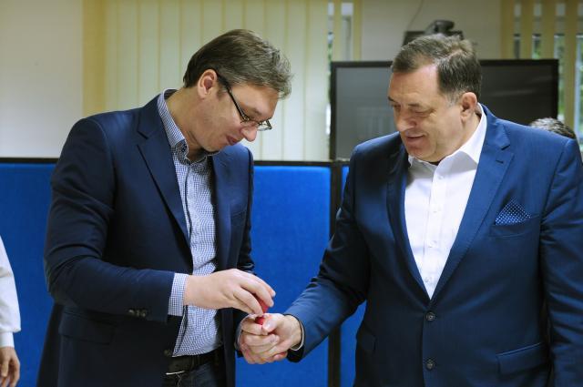 Vučić i Dodik obišli vojsku i tucali se jajima