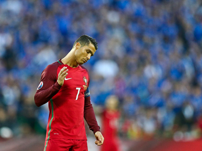 Ronaldo oteo mikrofon novinaru i bacio ga u jezero (VIDEO)