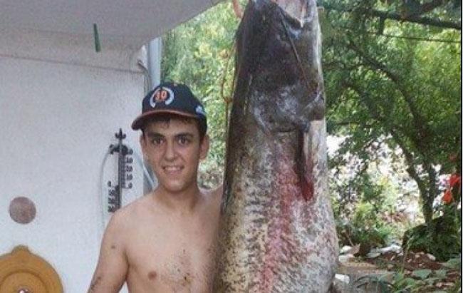 Mostar: Šesnaestogodišnjak ulovio ogromnog soma!