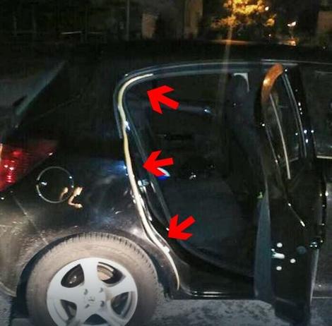 ŠOK U TUZLI Zmija "dihtovala" vrata na automobilu