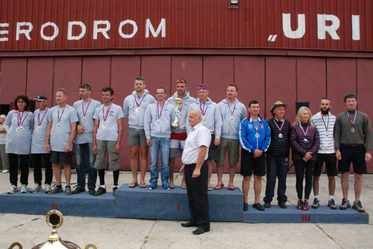 Petrovdanski padobranski kup: Trijumf Slovenaca u ekipnoj konkurenciji