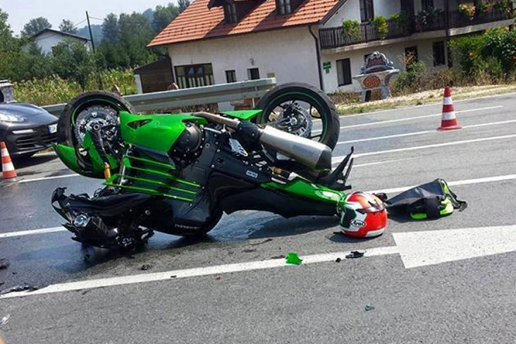 U Omarskoj motociklista podletio pod kamion