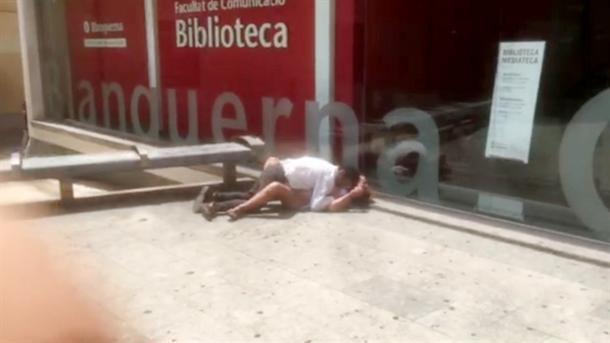 Ma, da li je ovo realno? Par imao seks u sred bela dana ispred biblioteke (VIDEO 18+)