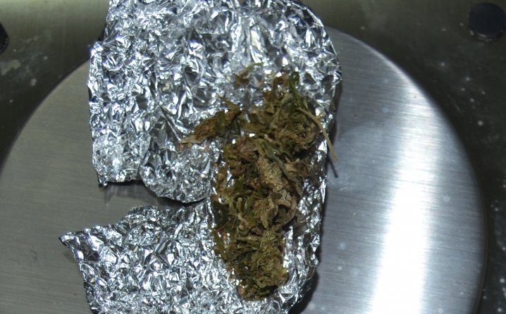 U stanu pronađena stabljika i 62 grama marihuane