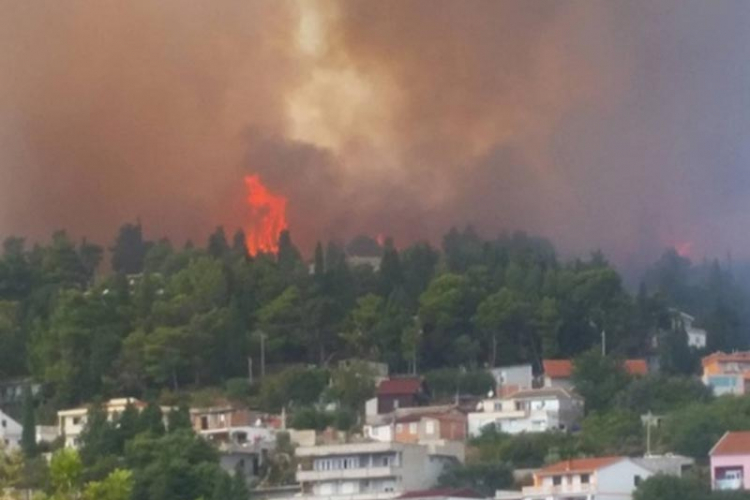 Požar u Ulcinju van kontrole: Vatra progutala dvije kuće (VIDEO)