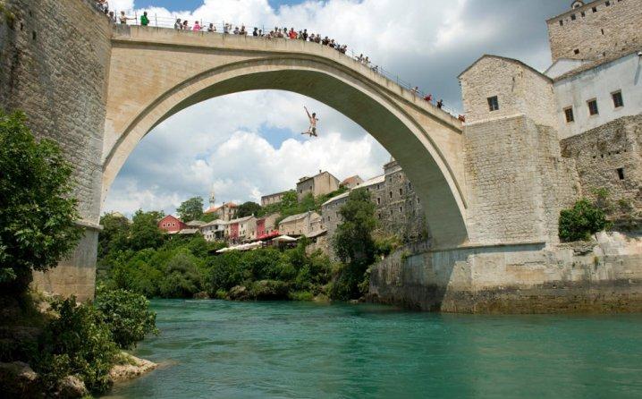Tragedija u Mostaru: Mladić (25) skočio sa Starog mosta i nije izronio (VIDEO)