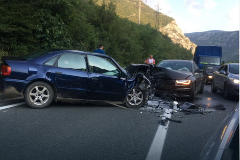 Saobraćaj otežan zbog sudara dva vozila u mestu Drežnica
