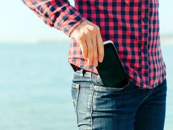 Stručnjaci: Muškarci, ne držite mobilni u džepu