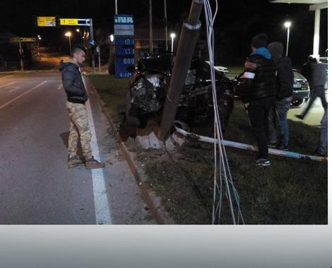 Zbog neprilagođene brzine: “BMW” udario u radar i uništio ga, vozač povređen
