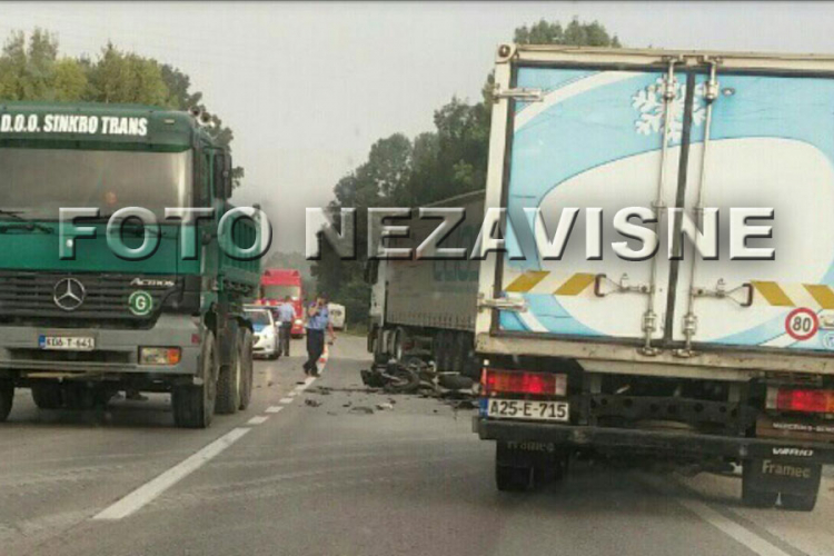 Stravičan udes kod Prijedora: Motociklista podleteo pod kamion, ima teške povrede glave i noge