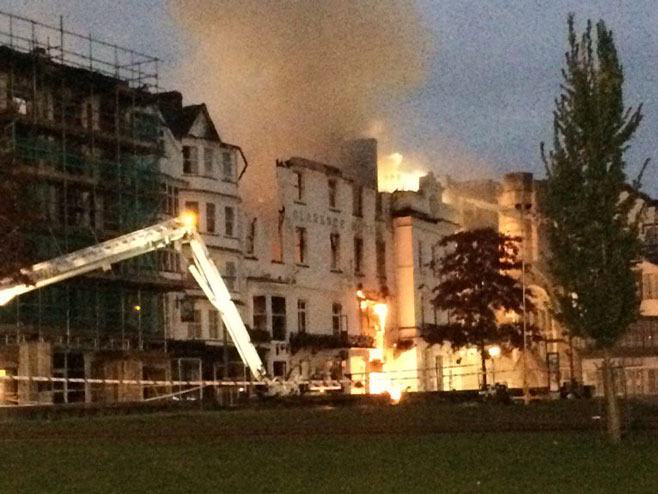 Simbol Londona nestaje u plamenu- gori najstariji hotel u Engleskoj (VIDEO)