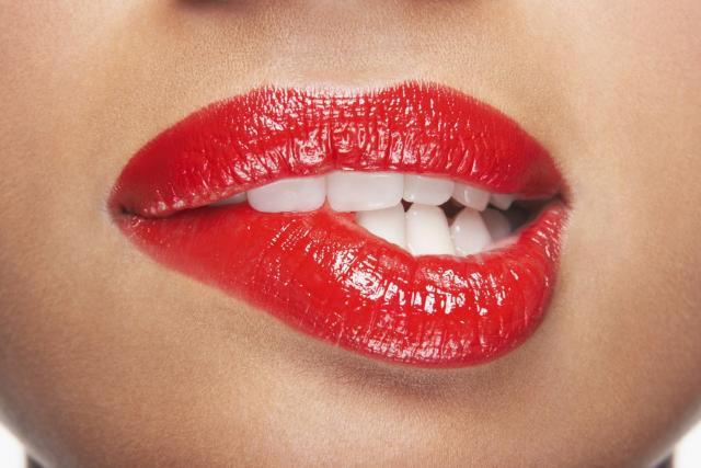 Evo kako da vam karmin duže potraje na usnama