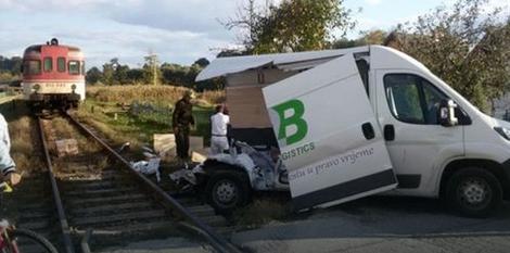 Nesvakidašnja nesreća u Lukavcu: Voz prepolovio dostavno vozilo