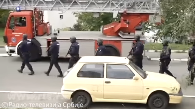 Opsada zgrade u Žarkovu, policija traga za pljačkašima (VIDEO)