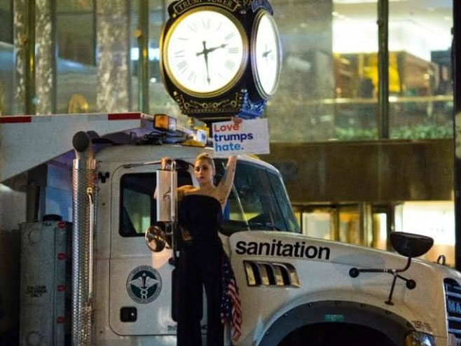 Slavni oplakuju poraz Klintonove; Ledi Gaga protestovala
