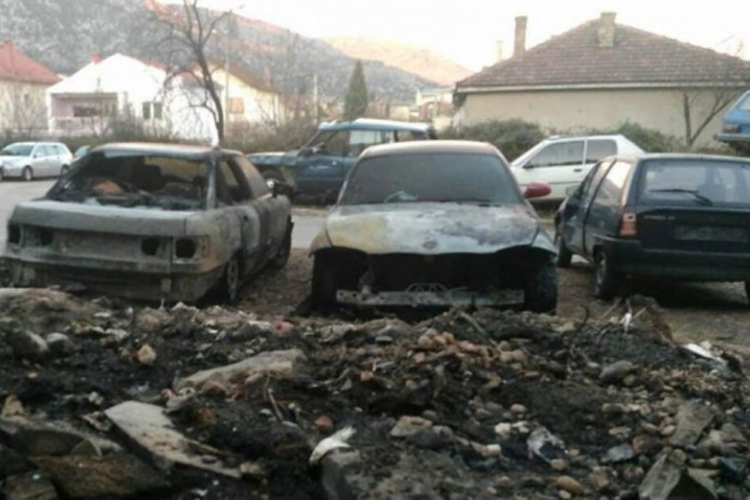 Bačeni lug zapalio tri auta