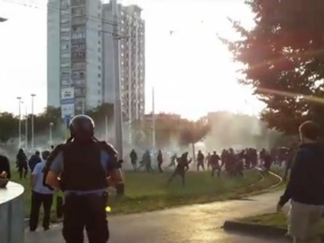 Policija vodenim topovima smirivala navijače "Dinama" (VIDEO)