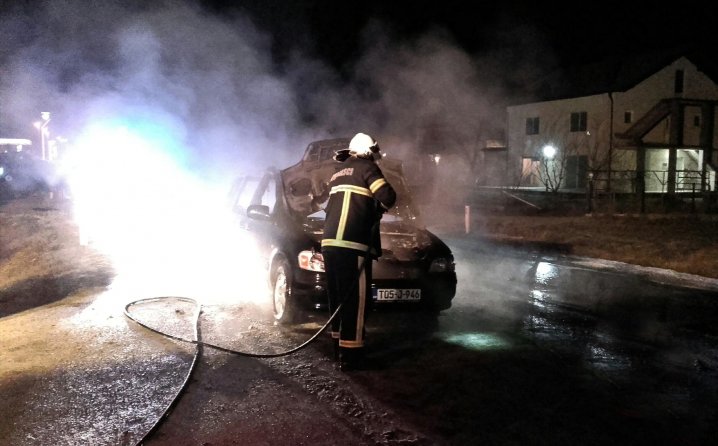 Opel se zapalio u vožnji, putnici bježali, vatrogasci ga gasili na minus devet stepeni