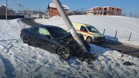 Nesreća u Cazinu: BMW se zabio u betonski stub
