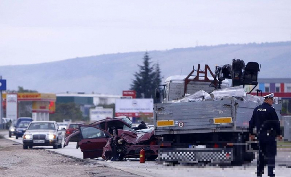 U teškoj nesreći kod Travnika poginuo vozač Opel Astre