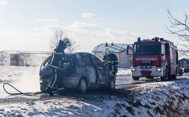 Automobil se zapalio u vožnji i potpuno izgorio (FOTO)