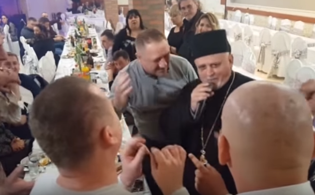 Sveštenik zapjevao sevdalinku i oduševio Srbiju (VIDEO)