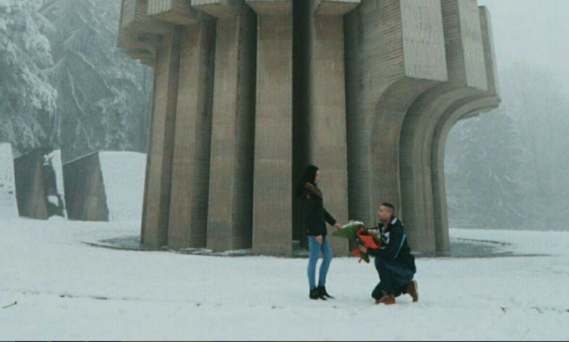 Iskoristio šetnju Kozarom i zaprosio djevojku (FOTO