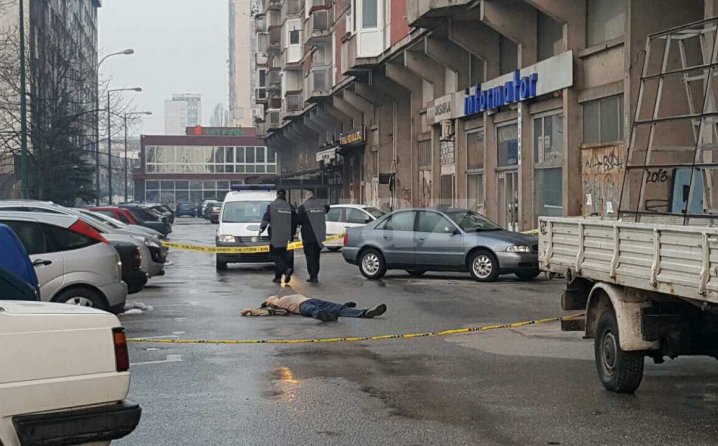 UZNEMIRUJUĆE: Muškarac izvršio samoubistvo skokom sa zgrade u Sarajevu (VIDEO)
