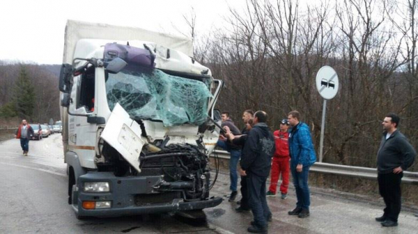 Teška saobraćajna nesreća na putu Tuzla - Sarajevo (FOTO/VIDEO)