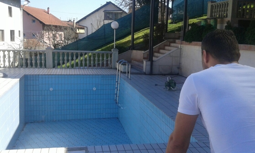 Tridesetdvogodišnji Arkan skočio u prazan bazen na Laušu