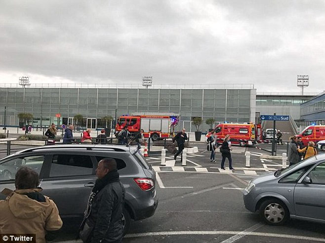 Pariz- Evakuisan aerodrom Orli, ubijen napadač (VIDEO)