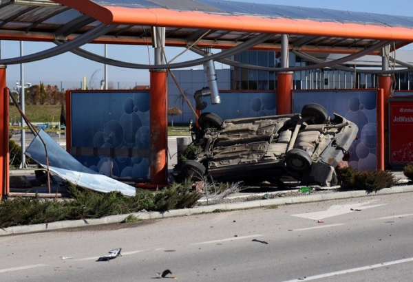 Sudar dva automobila u Bijeljini: Passat se od jačine udara prevrnuo, pa zabio u autopraonicu