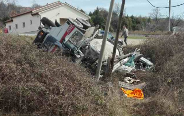 Stravična nesreća kod Čitluka: Muškarac poginuo u sudaru forda sa mikserom za beton