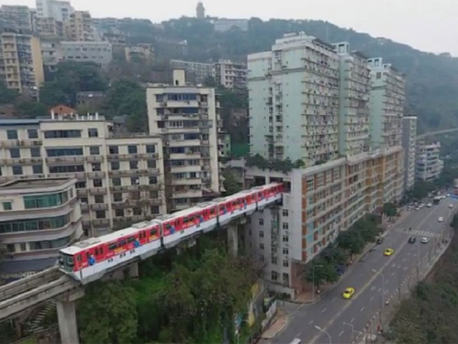 Voz koji prolazi kroz zgrade (VIDEO)