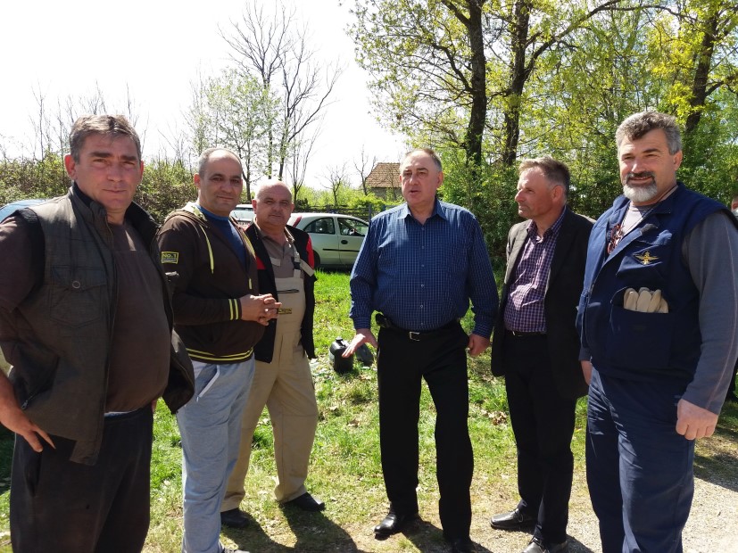 Gradonačelnik Prijedora sa mještanima Јelićke koji organizovano uređuju selo